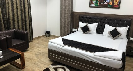 Hotel Aastha Inn Room Type - Deluxe Double or Twin Room