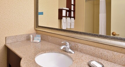 Hampton Inn by Hilton Staunton Room Type - 1 KING BED NONSMOKING