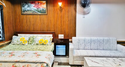 Black Bird Hotel And Restaurant Room Type - Family Executive Room Black Bird Hotel And Restaurant Room Type - Family Executive Room