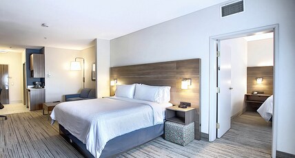 Holiday Inn Express Airport-Calgary Room Type - 1 King 1 Queen 1 Bdrm Ste