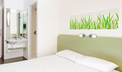 ibis budget London Hounslow Room Type - Triple room with a double bed and a single bunk bed ibis budget London Hounslow Room Type - Triple room with a double bed and a single bunk bed