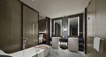 HUALUXE Nanjing Yangtze River Room Type - 1 King 1 Bdrm Ste Lounge Access River Vw