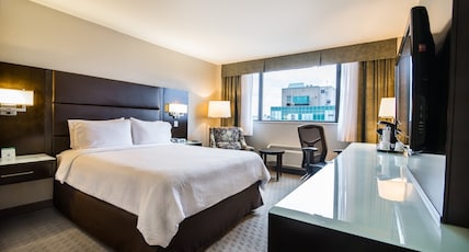 Holiday Inn Vancouver Centre Room Type - 1 Queen Standard High Floor Holiday Inn Vancouver Centre Room Type - 1 Queen Standard High Floor