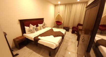 Hotel VRS INNS Room Type - Super Deluxe King Room with Swing and Front View