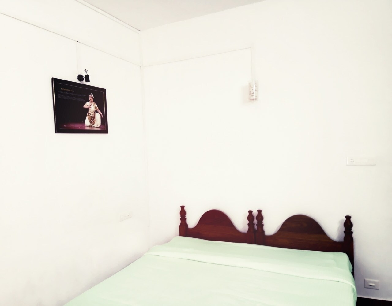 HillMist - Tap to explore photos