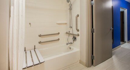 Holiday Inn Express EUNICE Room Type - 2 Queens Standard Comm Accessible Tub