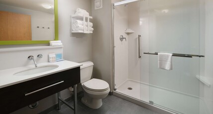 Hampton Inn & Suites Houston-Medical Ctr-Reliant Park Room Type - 1 KING W DRINKS-SNACKS