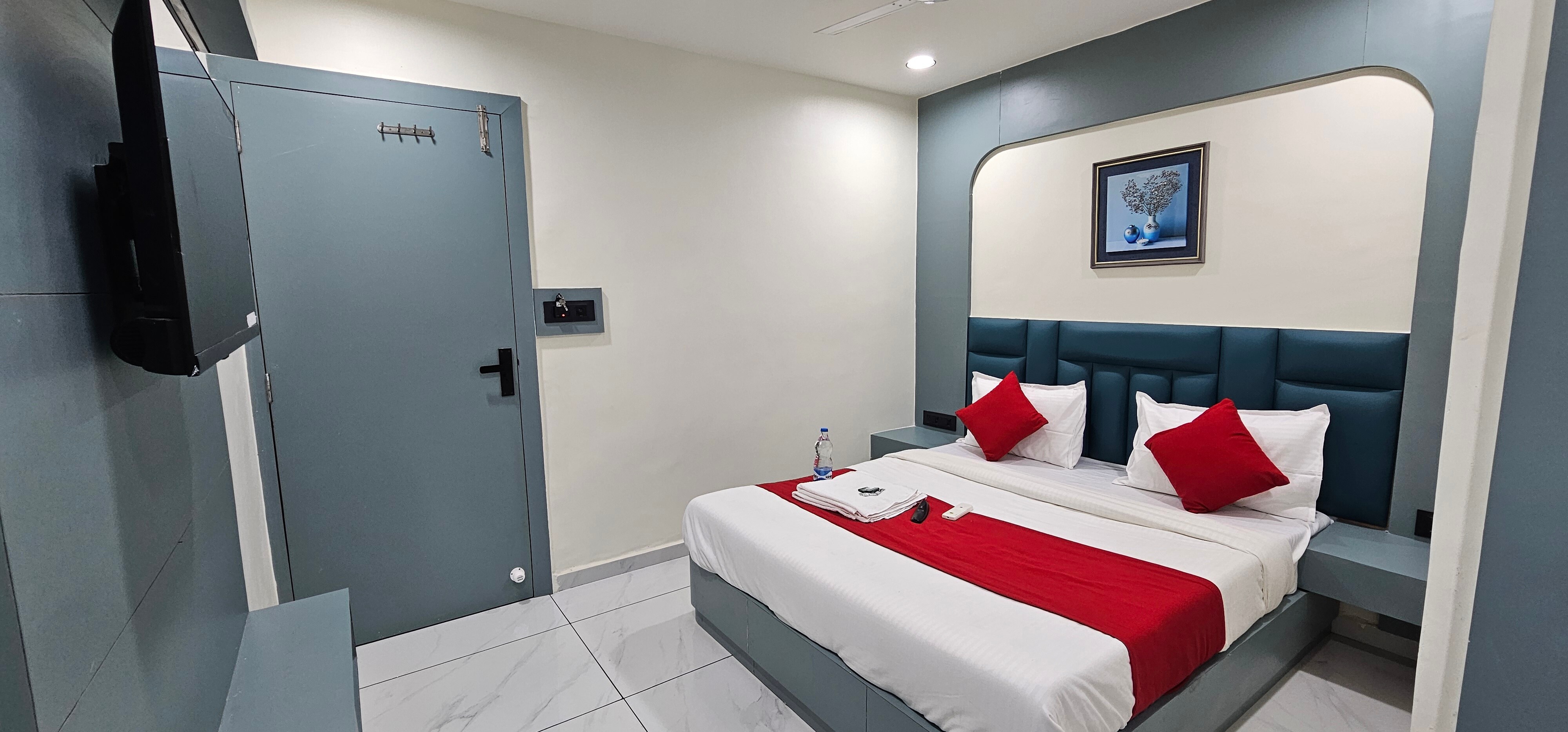 Hotel Satyam. - Tap to explore photos