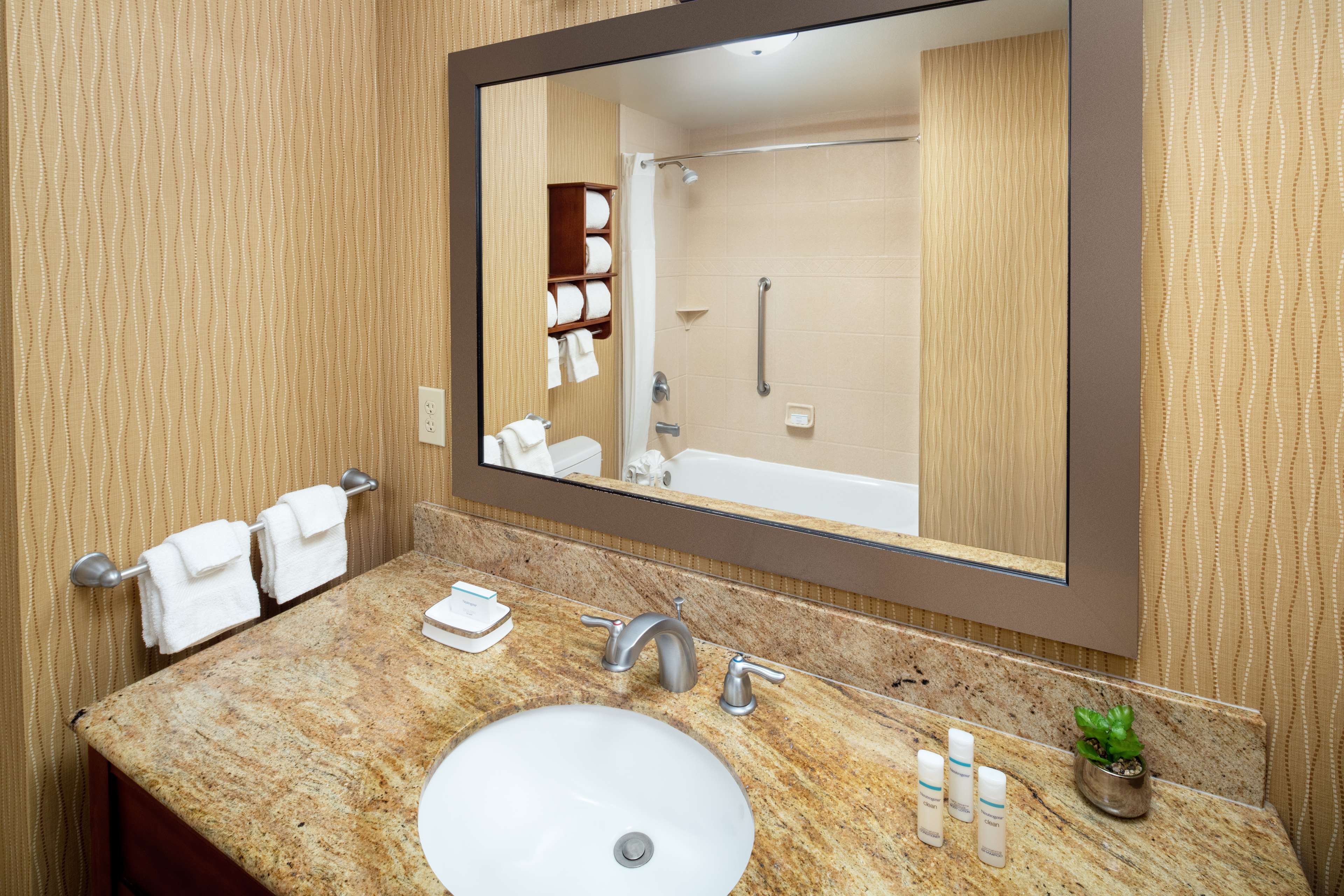 Hampton Inn & Suites Scottsdale Riverwalk - Tap to explore photos