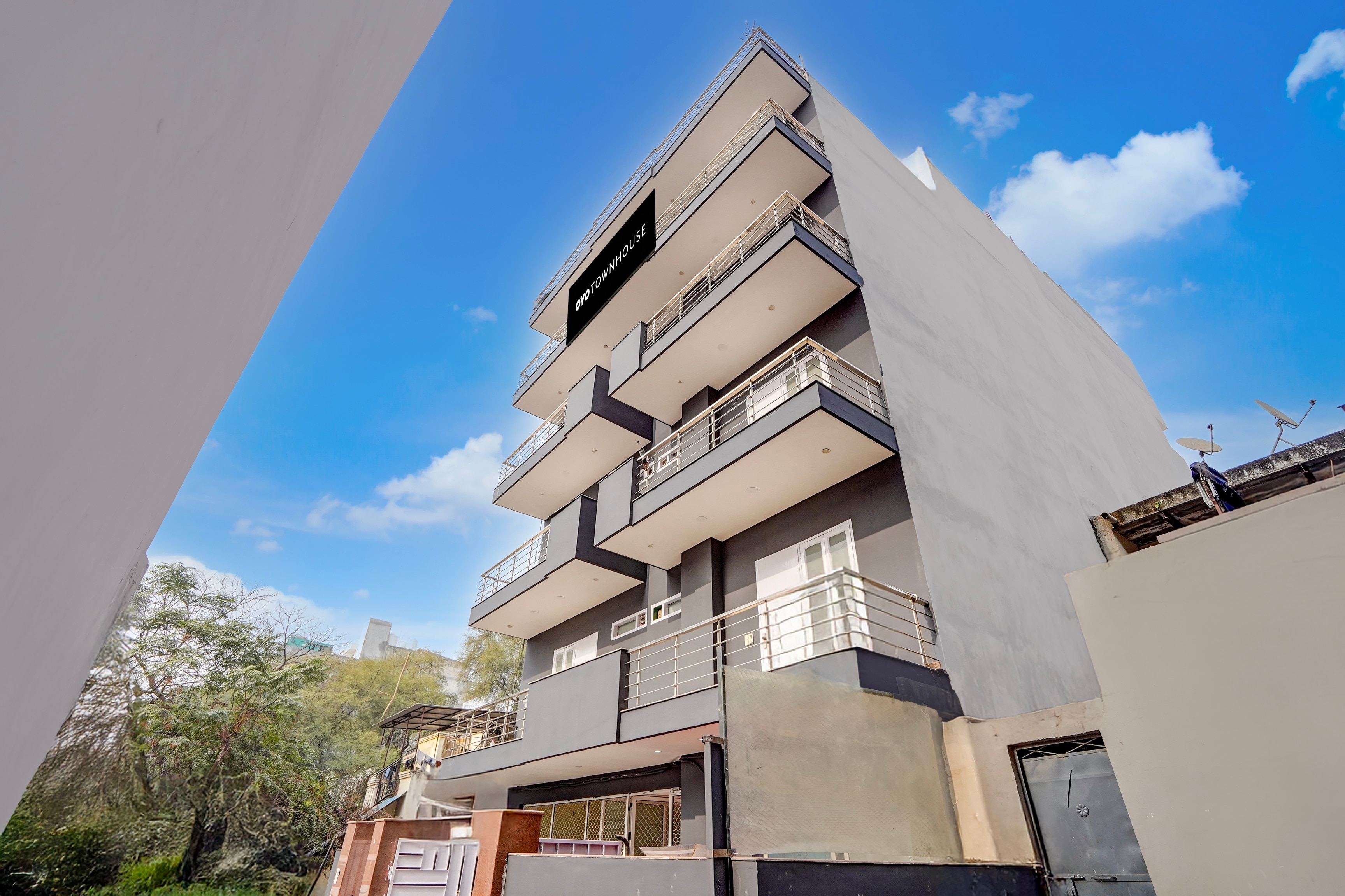 Townhouse DLF Phase-4 MG Road Cyber Hub - Tap to explore photos