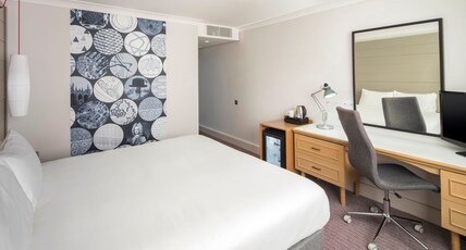Holiday Inn PETERBOROUGH - WEST Room Type - 1 Super King Bed Standard with Minibar Holiday Inn PETERBOROUGH - WEST Room Type - 1 Super King Bed Standard with Minibar