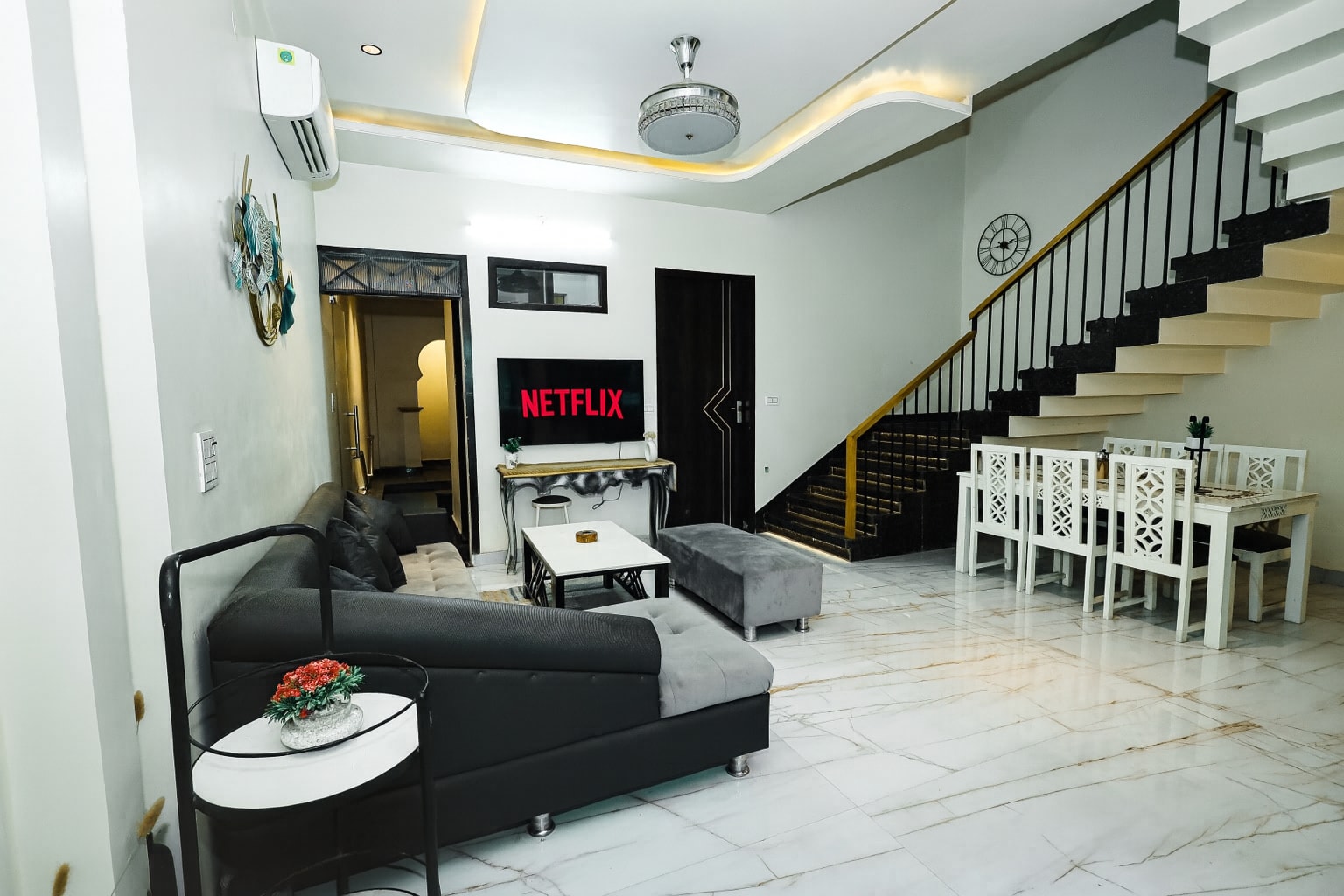 City Centre 4BHK House w plunge pool Spa Steam - Tap to explore photos