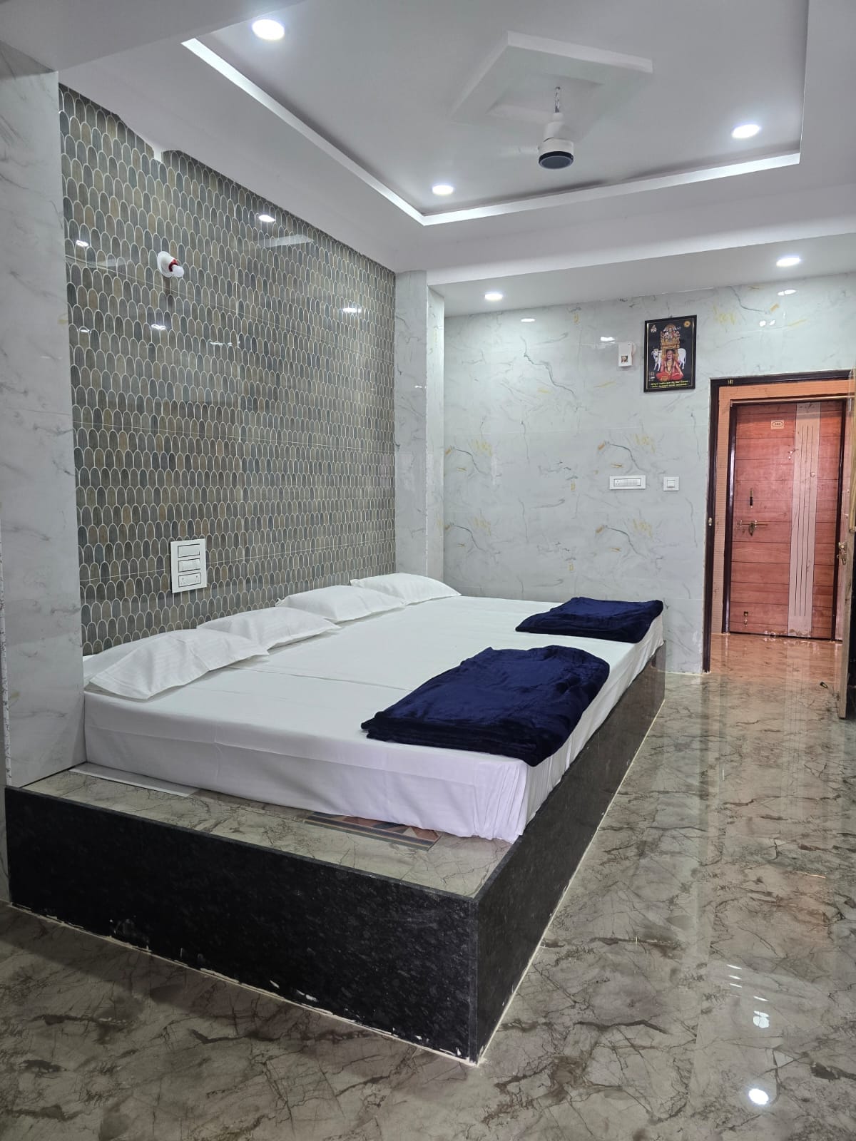 SREE GURU SANNIDHI ( A BUDGET LUXURY LODGE) - Tap to explore photos
