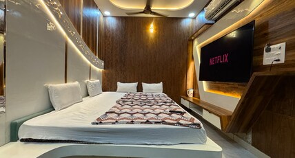 Guruvayur Dham  200mtr from Mathura Railway Station Room Type - GURUVAYUR SUITE ROOM