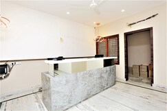 Hotel The Blue Moon Inn,Katora Talab