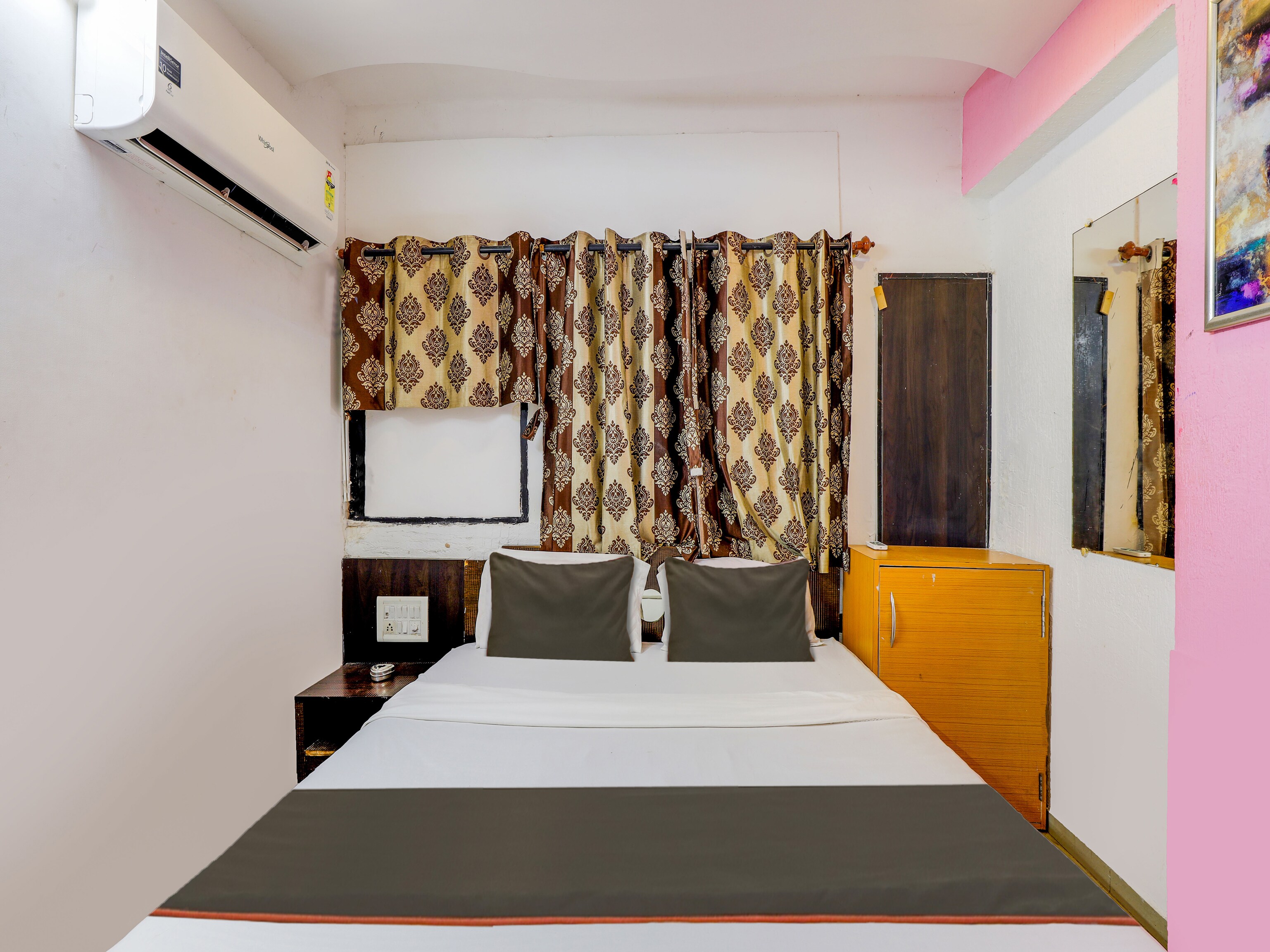 Hotel O Hum Tum - Tap to explore photos