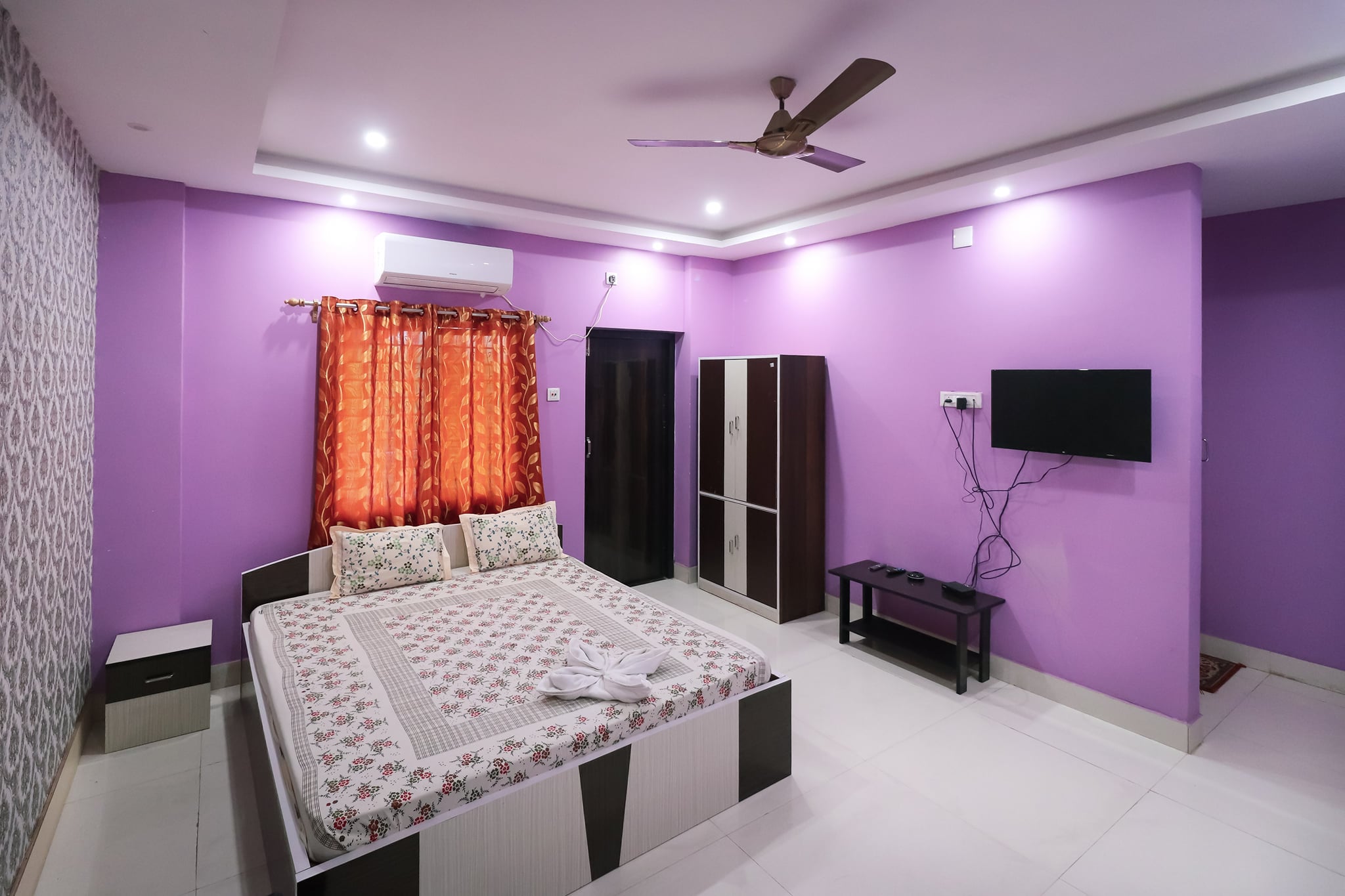 Somani Inn 3 minutes from Jhargram Railway Station - Tap to explore photos