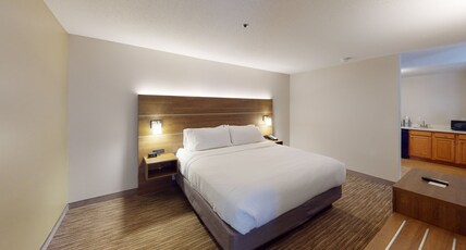 Holiday Inn Express SOUTH BURLINGTON Room Type - 1 King Bed Standard Extra Floor Space