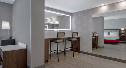 Hampton Inn by Hilton Brampton Toronto Room Type - KING BRIDAL JUNIOR STE NS