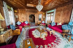 Maharaja Palace Houseboat