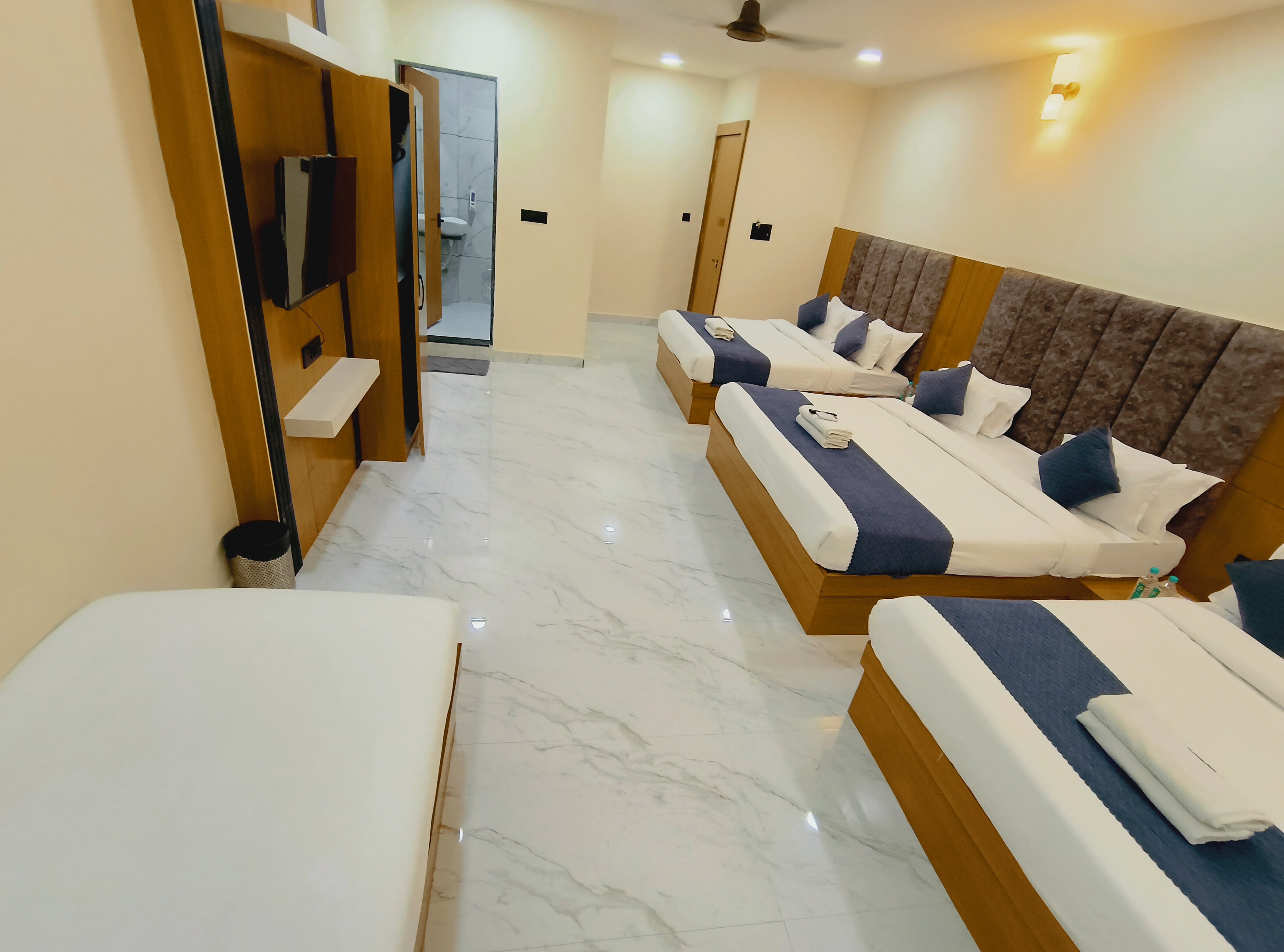 Hotel Hari Sajan - Tap to explore photos