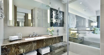 Courtyard by Marriott Agra Room Type - Premium King Pool View