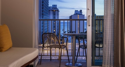 Hilton Garden Inn Waikiki Beach Room Type - 2 DBLS 1 RM STE PTL OCN VW