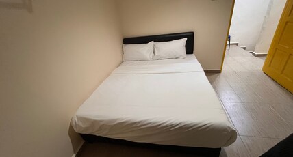 Hotel O Tampoi Sojourn Room Type - Deluxe Queen