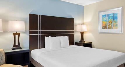 Best Western Newport Inn Room Type - 1 King Bed, Mobility Accessible, Bathtub, Non-Smoking, Full Breakfast Best Western Newport Inn Room Type - 1 King Bed, Mobility Accessible, Bathtub, Non-Smoking, Full Breakfast