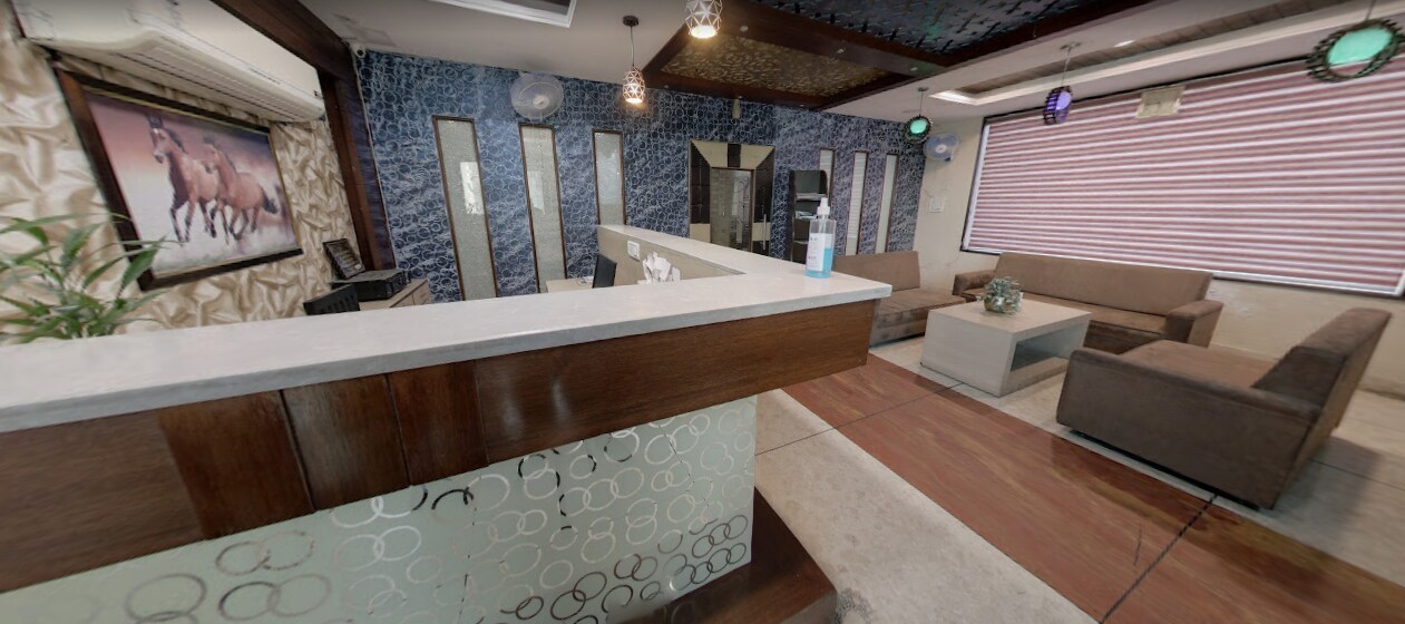 Hotel Platinum - Tap to explore photos