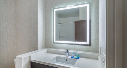 Holiday Inn Express & Suites WATERTOWN Room Type - 1 King Standard