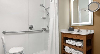 DoubleTree by Hilton Greensboro Airport Room Type - 2 QUEEN ACCESSIBLE RI SHWR