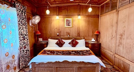 Golden Flower Heritage Houseboat Room Type - Premium Double Deluxe Room Lake View With Hot and Cool AC 5G Internet Golden Flower Heritage Houseboat Room Type - Premium Double Deluxe Room Lake View With Hot and Cool AC 5G Internet