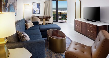 Hilton Marco Island Beach Resort Room Type - BEACHFRNT LANAI 2RM STE KG