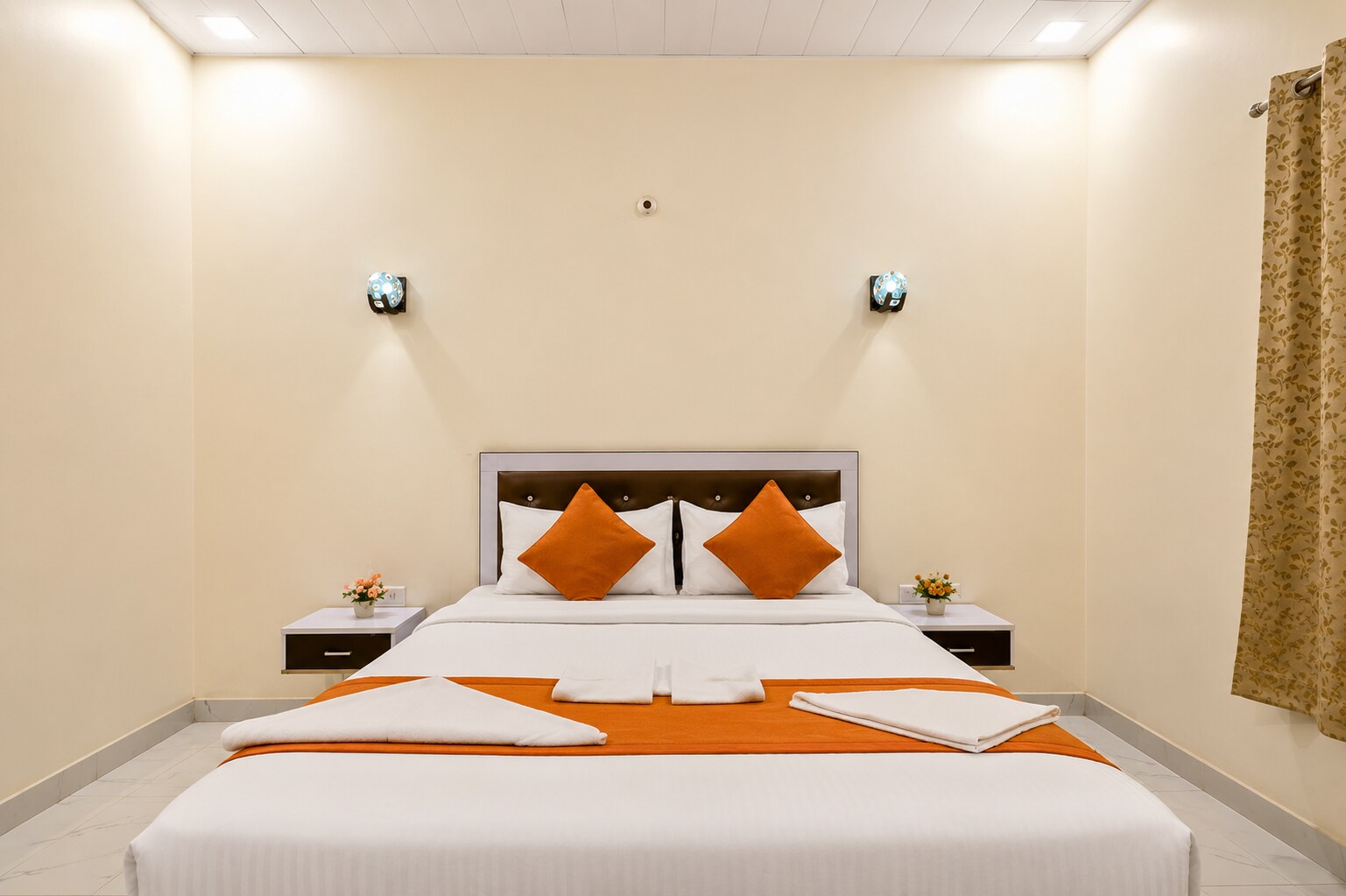 Comfort Stay - Near Airport - Tap to explore photos