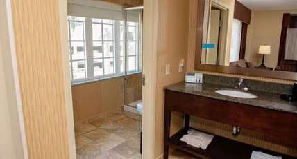 Hampton Inn & Suites Bradenton Downtown Historic District Room Type - 1 KG CORNER W SFBD MIC REF