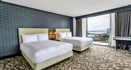 Hilton Miami Downtown Room Type - 2 QUEENS JR SUITE BAYVIEW