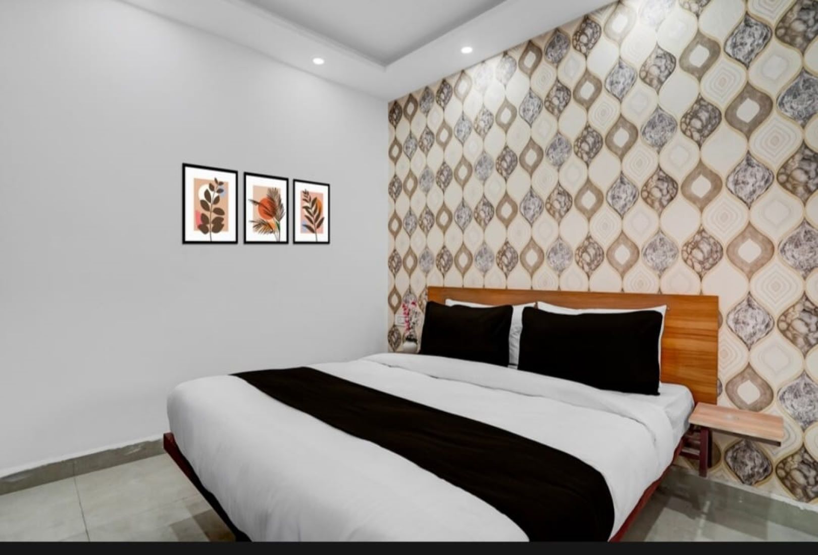 Hotel Easy Stay Near krishna Nagar - Tap to explore photos