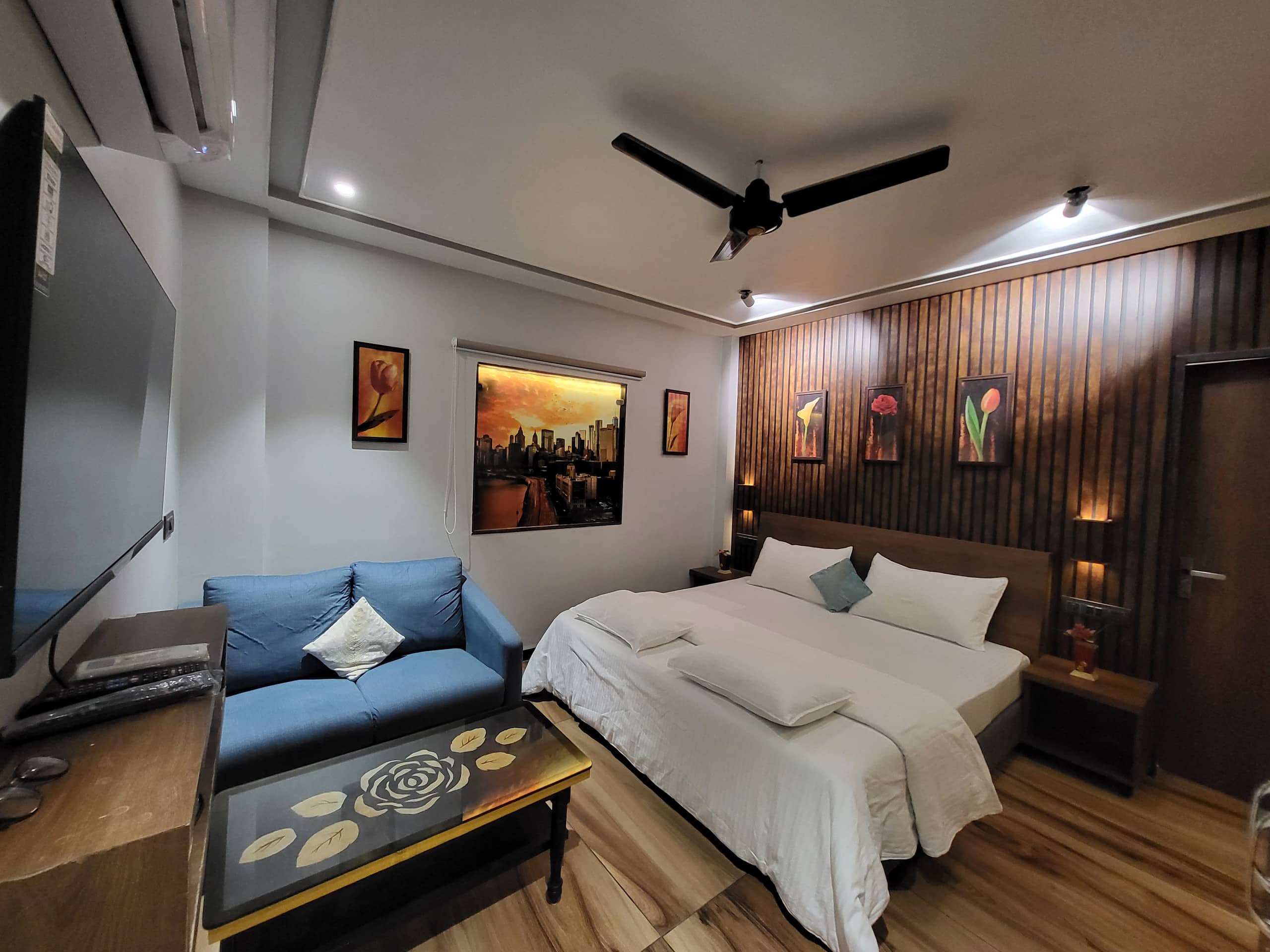 ShivPreet Stay Cozy Room with Balcony - Tap to explore photos