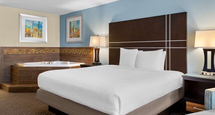 Best Western Newport Inn Room Type - 1 King Bed, Non-Smoking, Jacuzzi, Flat Screen Television, High Speed Internet Access, Microwave And 