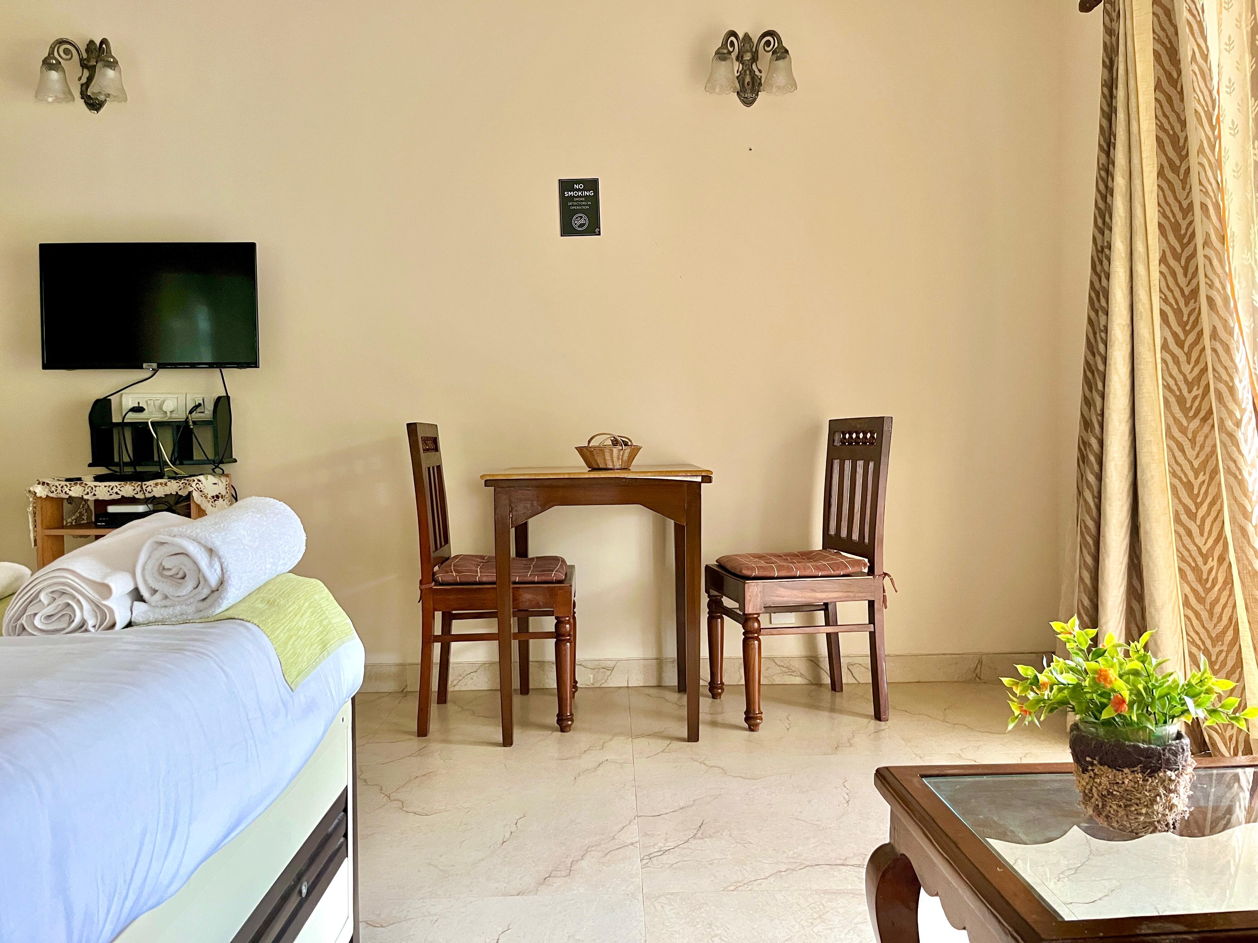 Cozy Poolside Studio Flat in Siolim - Tap to explore photos