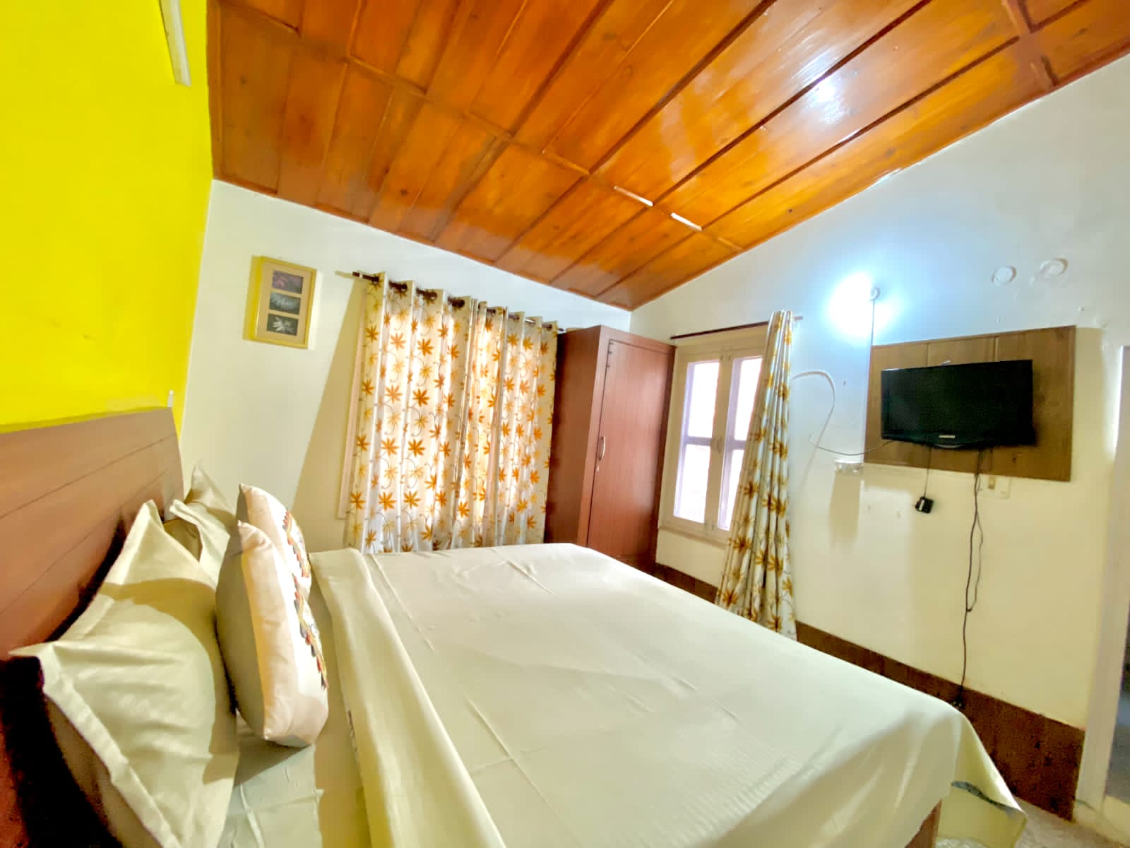 Whispering villas Kasauli - Tap to explore photos