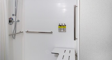 Holiday Inn Express & Suites the Dalles Room Type - 1 King Standard Mobil Access Roll Shwr