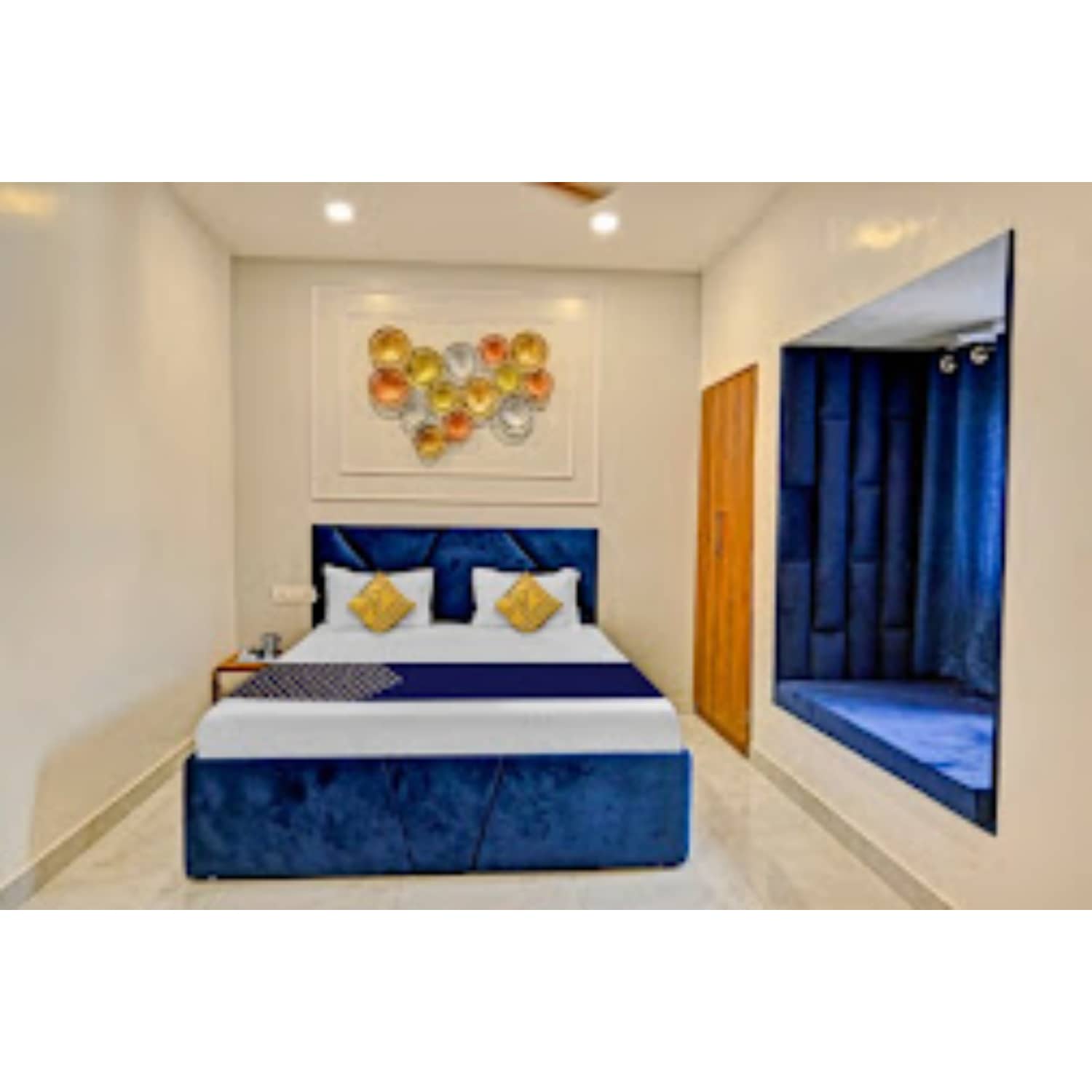 The Aura - Tap to explore photos