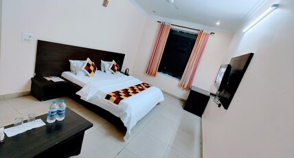 Saket hotel & Restaurant Room Type - Deluxe Room