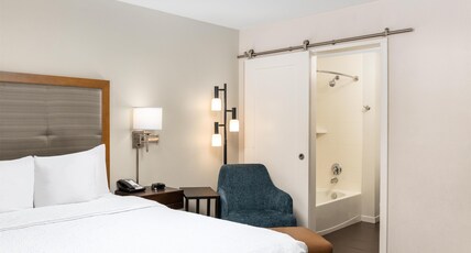 Hampton Inn Portland East Room Type - 1 QUEEN BED NONSMOKING