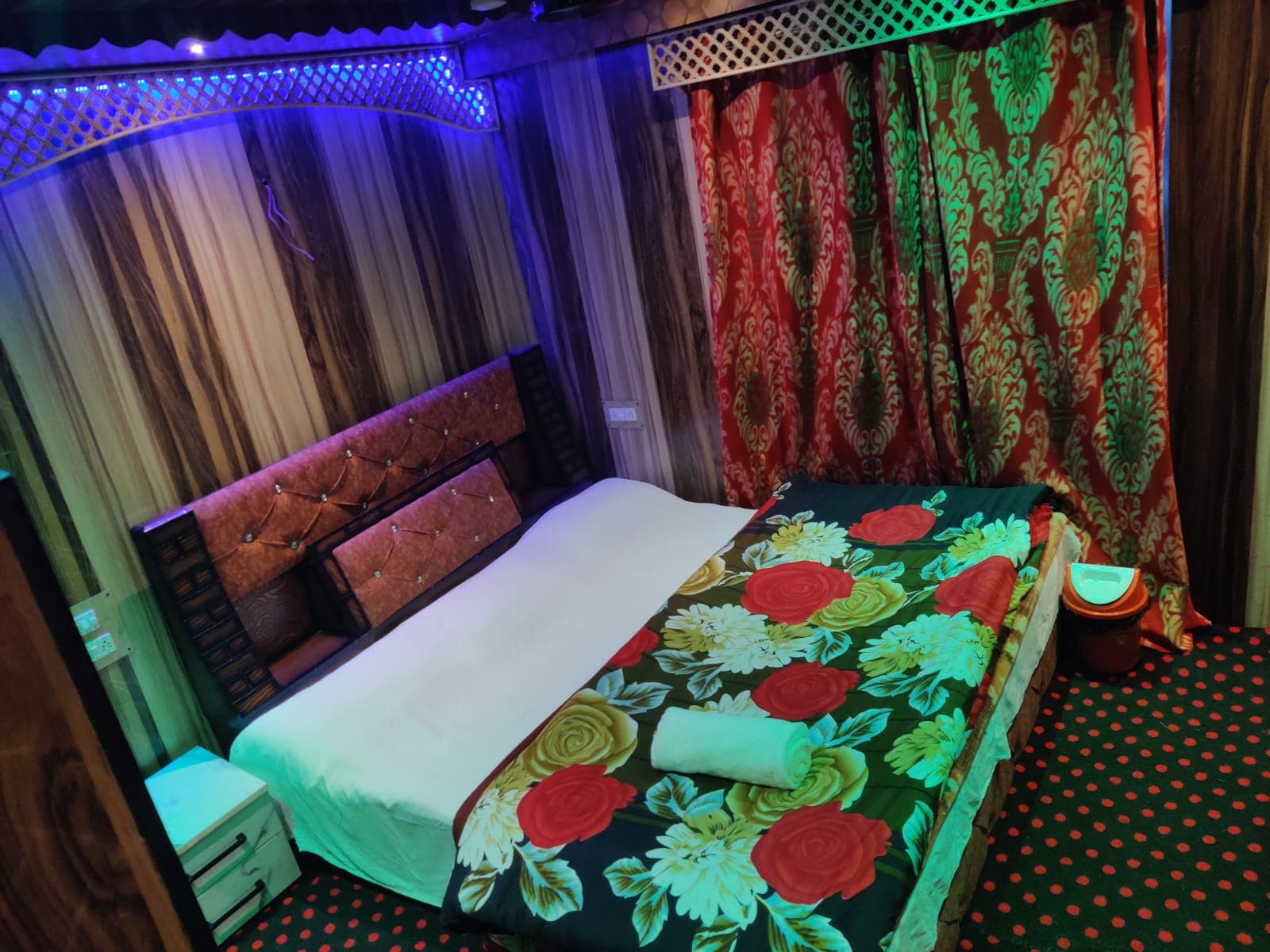 Shahenshah Houseboats - Tap to explore photos