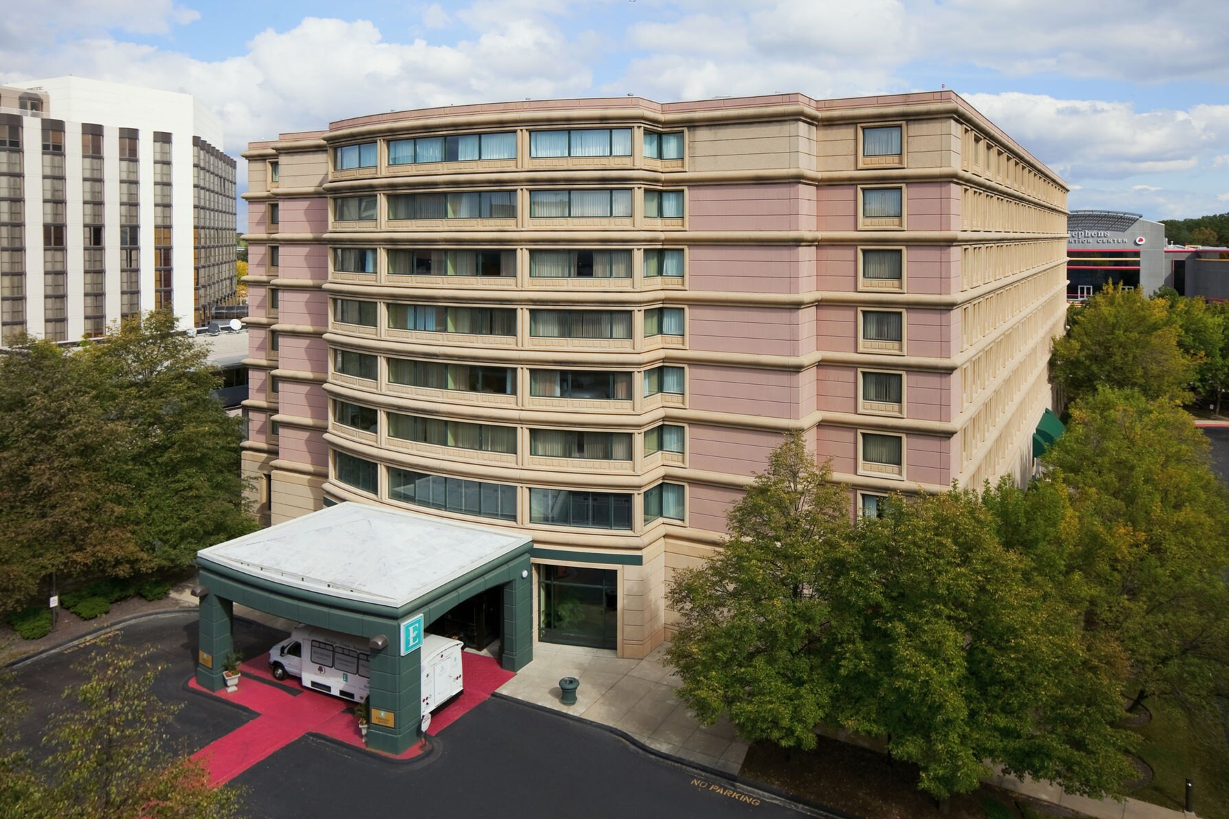 Embassy Suites Chicago - O'Hare Rosemont - Tap to explore photos