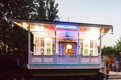 Houseboat Switzerland Front Line Dallake