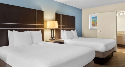 Best Western Newport Inn Room Type - 2 Queen Beds, Mobility Accessible, Roll In Shower, Non-Smoking, Full Breakfast